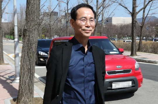 최정호 국토부 장관 후보자가 국회 인사청문회를 하루 앞둔 24일 오후 경기도 과천시 정부과천청사로 출근하고 있다.<연합뉴스>